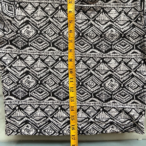 Patterned crop top, short sleeved. So cute! - Picture 4 of 6